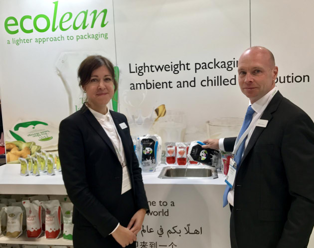 Ecolean's marketing manager, Hanna Jeppsson and North America MD Andreas Jeppsson demonstrated the ease of use of the pouch with its air-filled handle and easy-pour spout.
