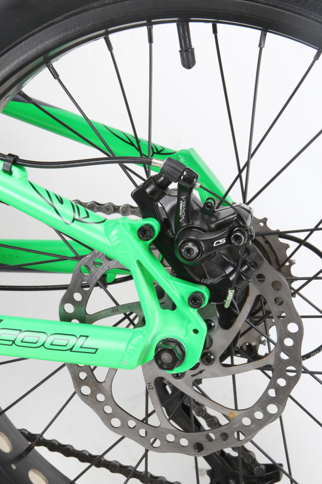 You'll find Tektro Novela cable discs at both ends.