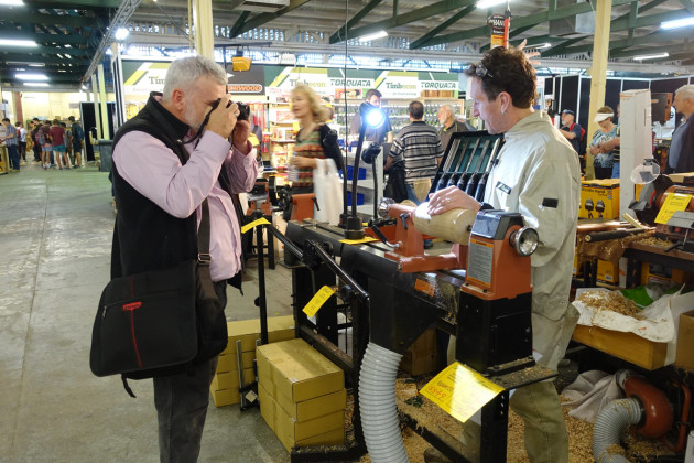 Wood Review publisher Mike Ford took some video footage of Andrew Potocnik as he demoed on the Timbecon stand.