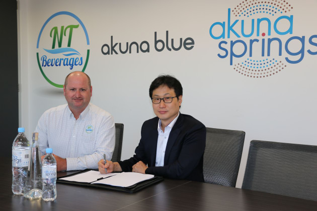 NT Beverages export manager Peter Siebrecht with Jace Company CEO Kim Goan Tae.