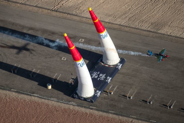 Czech pilot Petr Kopfstein battles the cross wind before the Round of 14 was called off in Las Vegas. (Joerg Mitter / Red Bull Content Pool)
