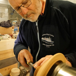Richard Raffan demonstrating on the 2014 Norwegian woodturning cruise. Photo: Terry Martin.