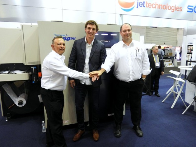 Sticky Labels&rsquo; production manager Grant Dennis (centre) on a visit to the Jet Technologies stand at PacPrint, with Jet Tech&rsquo;s Darryl Wilson (right) and Ruvan Weereratne (left).