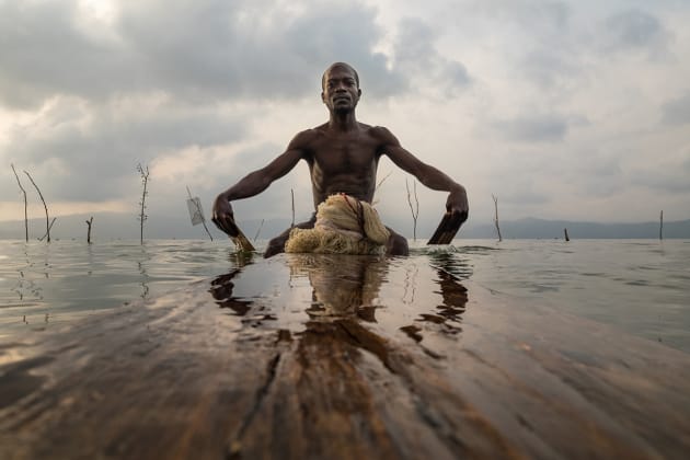 &copy; Joel Santos, Portugal. Winner, Travel Photographer of the
Year 2016. 
Lake Bosumtwi, Ashanti, Ghana. The Ashanti people fish from the traditional wooden padua.