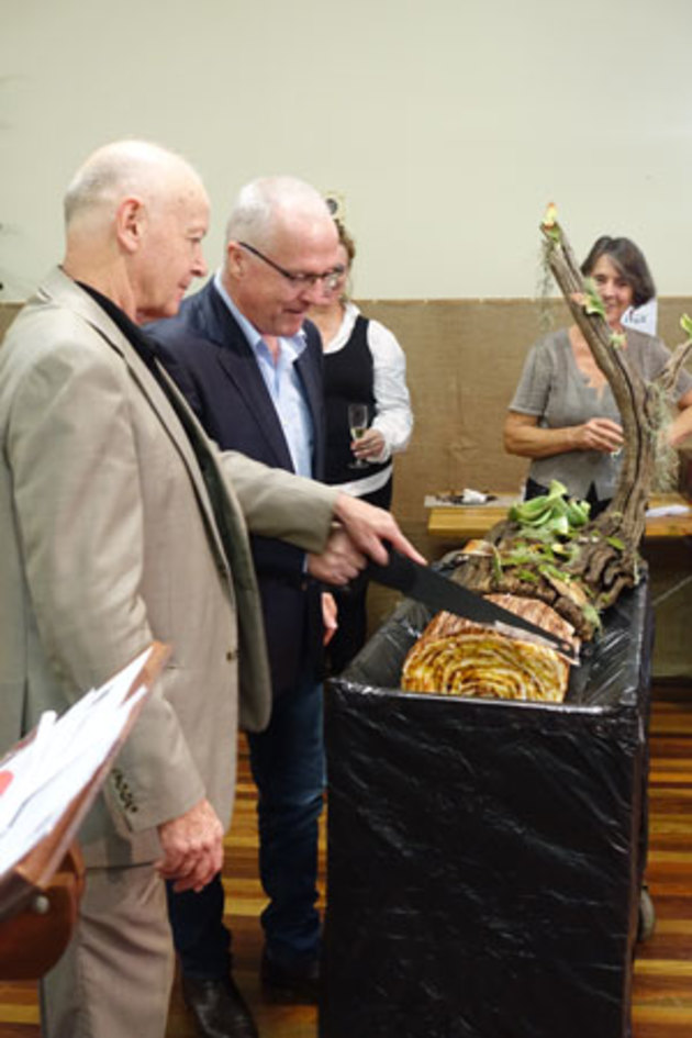 Lindsay Kruger, Barung Landcare President gave an opening speech and had the honour of cutting the 20th year celebration &lsquo;log&rsquo; cake.