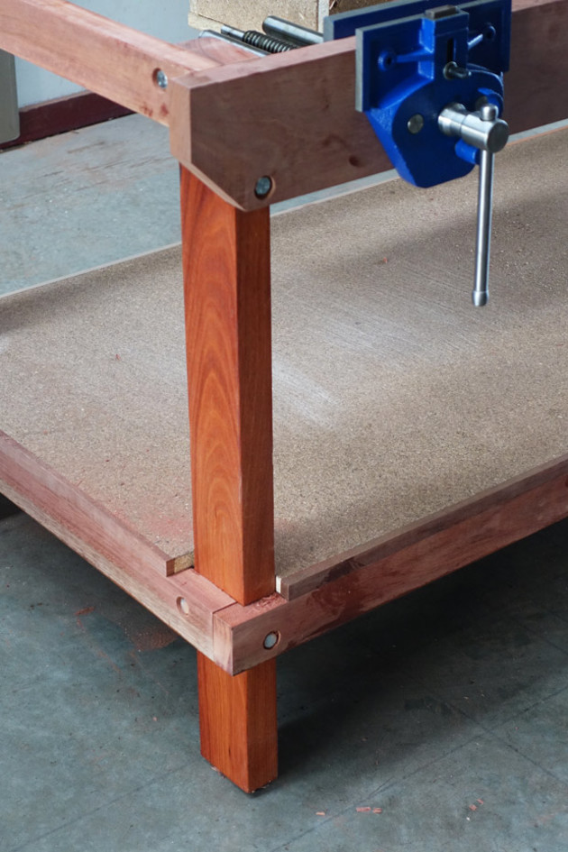 Workbench World bench, sturdy construction.