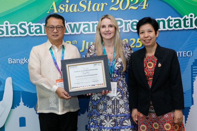 Nerida Kelton, executive director at AIP, accepting the executive membership certificate from Joseph Ross Jocson, president of APF, and Pattra Maneesin, secretary general of APF.