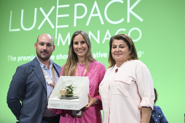 Arnaud Amouroux, vice president of sales beauty & wellness at Amcor, and Lara Alemany, product line director beauty & wellness at Amcor, receive the award from Luxe Pack in Green award partner Nadine Serfaty from Infinity Global.