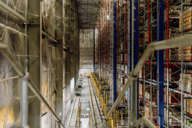 Arnott's automated distribution centre at its Huntingwood site in Western Sydney features a 35-metre-high storage bay capable of storing 22,000 pallets.