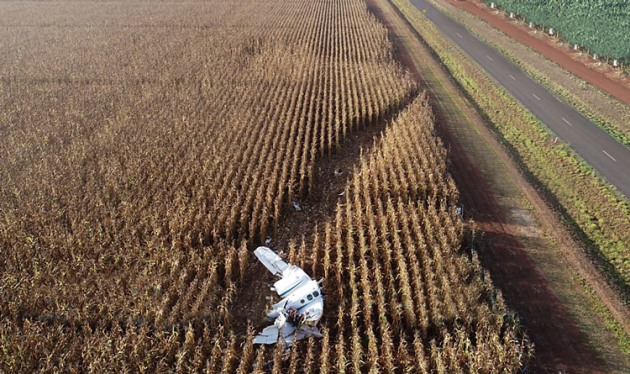 The wreckage of VH-IAZ in a field near Mareeba Airport. (ATSB)