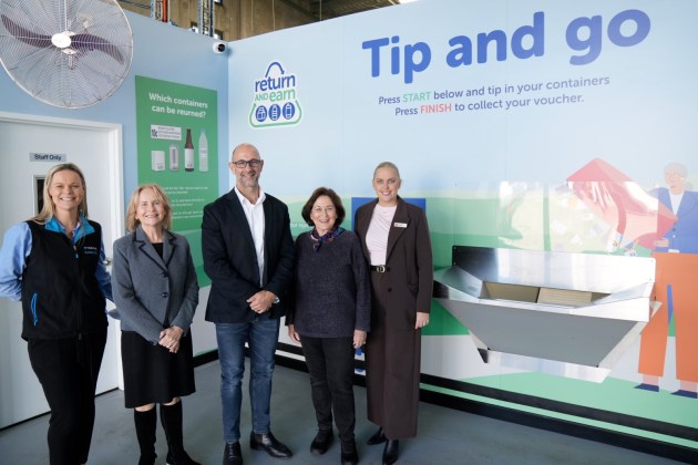Ballina Return and Earn Depot: Amanda Speer, Comms Engagement Manager, TOMRA Cleanaway, Danielle Smalley, CEO, Exchange for Change, David Hanrahan, CEO, Pacific, TOMRA, Sharon Cadwallader, Mayor, Ballina council, Sophie Smith, Ronald McDonald House
