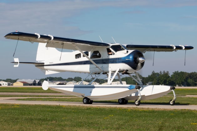 De Havilland Beaver amphibian taxis. (Phil Hosking)