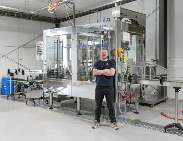 End-to-end winemaking services company, Hirsch Wine Group, has modernised its wine production, with the introduction of a fully automated bottling line, and expansion of its facilities to include 6000 square meters of temperature-controlled storage. Pictured is CEO Ben Hirsch with the new bottling line.
Source: Hirsch Wine Group