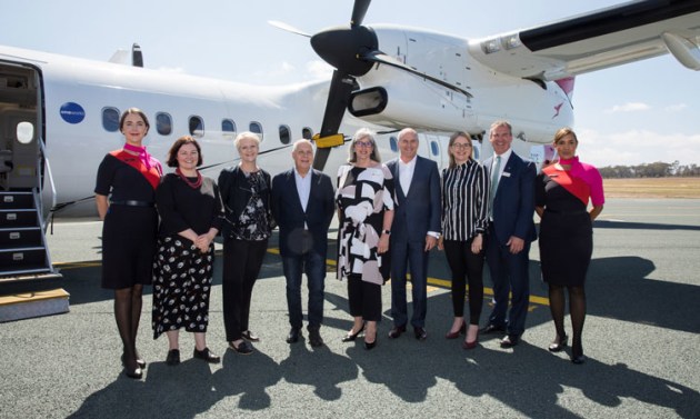 Dignitaries at the announcement of Qantaslink's Bendigo-Sydney route. (Qantas)