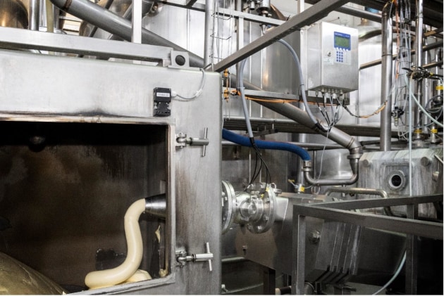 Quality control with the LB 566 and a DN100 FlowCell during butter production before packaging on a pipeline with FlowCell. Image: Berthold
