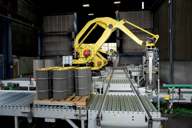 The BEUMER robotpac is able to palletise barrels in a very efficient way.