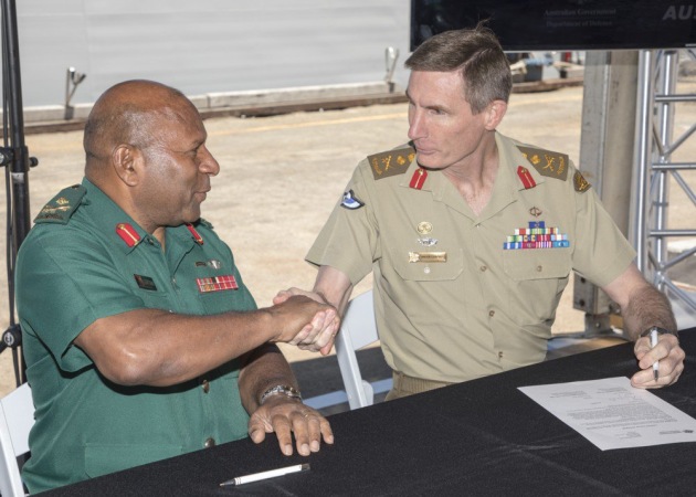 CDF Gen Angus Campbell and Papua New Guinea CDF Major General Gilbert Toropo signing the certificate of transfer.
RAN