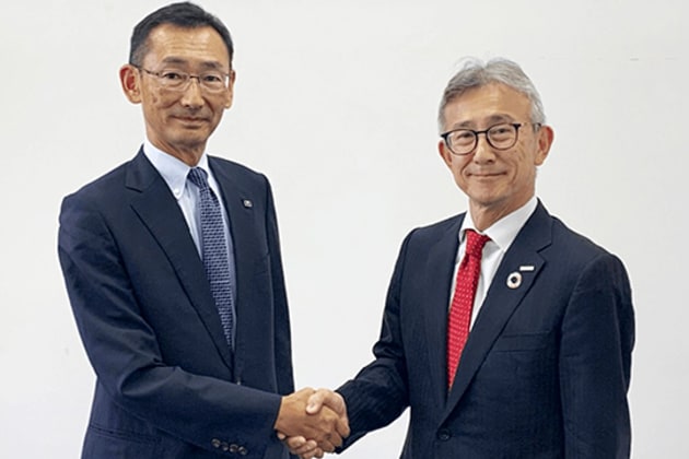 World-first install: Chiyoda Gravure president Hiroyoshi Sato with Screen president Hiromi Sakurai