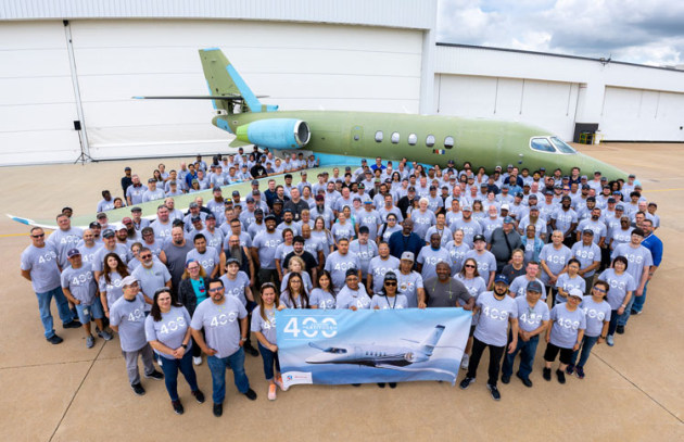 Textron workers with the 400th Citation Latitude outside the Cessna plant in Wichita, Kansas. (Textron Aviation)