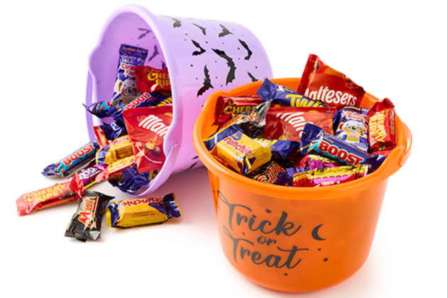 Coles is helping customers fill Halloween lolly bowls for less with half priced sharepacks. (Image: Coles)