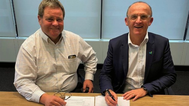 Ventia&rsquo;s Gavin Campbell, Executive General Manager Defence and Beca&rsquo;s Mick Richardson, General Manager &ndash; Defence & National Security, sign the teaming agreement. Image: Supplied