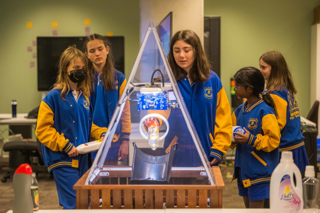 Year 6 students from Marrickville Public School test out the Smart Bin's recycling skills. Image: Keith McInnes Photography via CSIRO