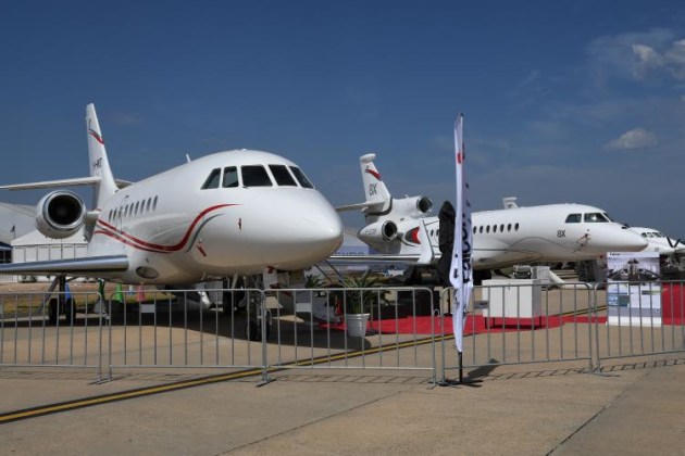 Dassault's Falcon 2000LXS with the 8X in the background. (Steve Hitchen)