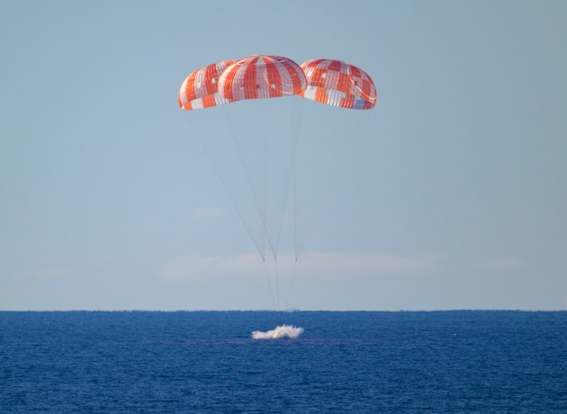 NASA&rsquo;s Orion spacecraft splashing down in the Pacific Ocean after its historic Artemis II mission.

Credit: NASA