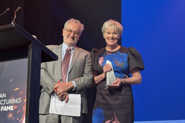 Dr Jane Oppenheim with Jon Faine AM receiving the Victorian Manufacturing Hall of Fame&rsquo;s Honour Roll for Service to Industry.