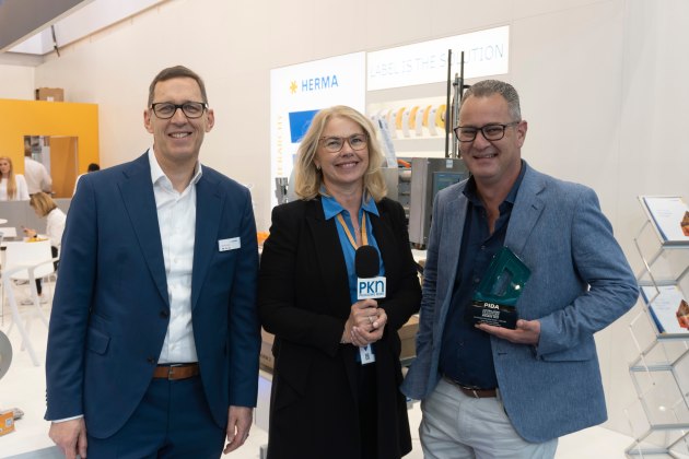 Martin Kuhl, Herma, Lindy Hughson and Michael Dossor Result Group (with PIDA 2023 Gold award won by Herma and Result and officially handed over at Interpack).