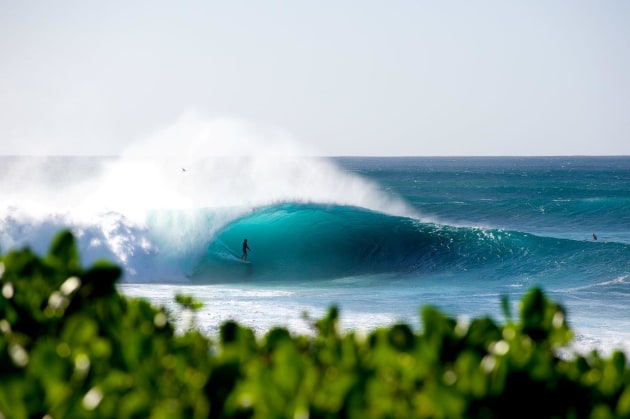 &copy; Duncan Macfarlane. Anthony Walsh on a perfect dreamy wave of the best days of the Hawaii '18 season.