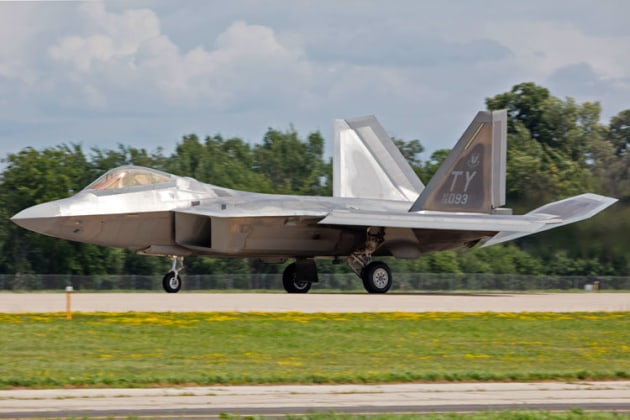 An F-22 Raptor taxis past the crowdline. (Phil Hosking)