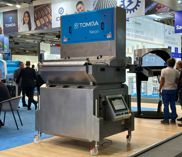 TOMRA Neon is a blueberry pre-grader that uses AI modelling to detect clusters.