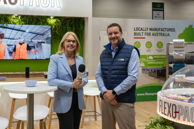 Lindy Hughson speaks to Steve Stewart, Flexopack, at foodpro. [Image: Steven Pam/ Food & Drink Business]