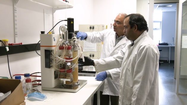 Associate Professor Puri and Dr Gupta with the bioreactor. 
Image: Flinders University