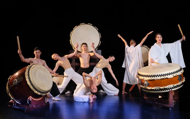 Danza del Arte ensemble performing 'Water Mirror'.
