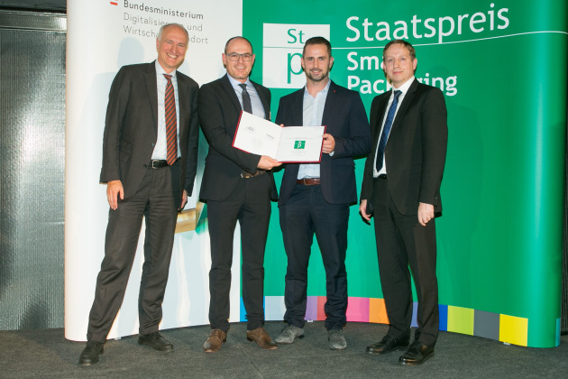 Stefan Ebli and Martin Weingartmair (centre) from the DesPro (Design & Prototyping) department at the presentation of the award to Greiner Packaging. (Image: Matthias Silveri)