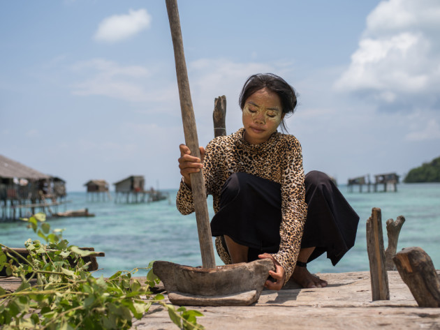 Bajau Laut women like Indda wear pounded rice powder as face paint to protect their skin from sun damage caused by the water&rsquo;s reflection. &copy; Mark Lehn.
