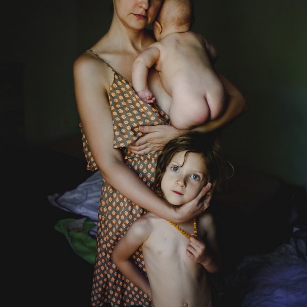 PORTRAIT &ndash; FIRST PLACE &ndash; Irmina Walczak & S&aacute;vio Freire &ndash; Mama.
&ldquo;This photo is a portrait of us in the early days of the arrival of our son. It represents time in which each of us was searching and reviewing its place in this new organism called family. This picture is about being mother of two and becoming an octopus in order to supply physical and psychological needs of your offspring. It is also about being father of two and feeling unable and distant. Finally, it is about being the older child and losing the lap as well as pleading for attention.&rdquo;