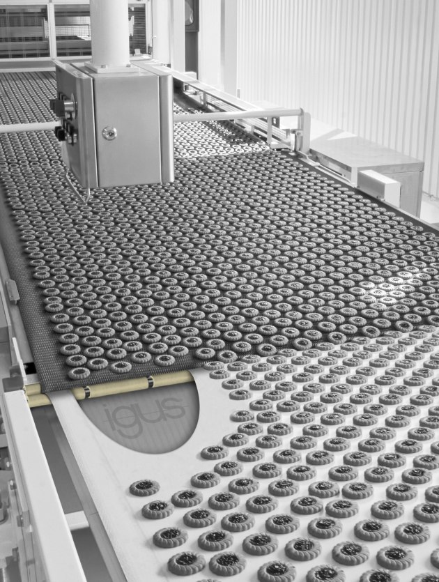 The rollers, made of the material iglidur H1, are useful when conveyor belts have to be defected with precision in narrow spaces with narrow radii.
