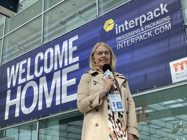 Welcome Home to Dusseldorf after six long years: Lindy Hughson, managing editor & publisher of PKN, at the start of the show.