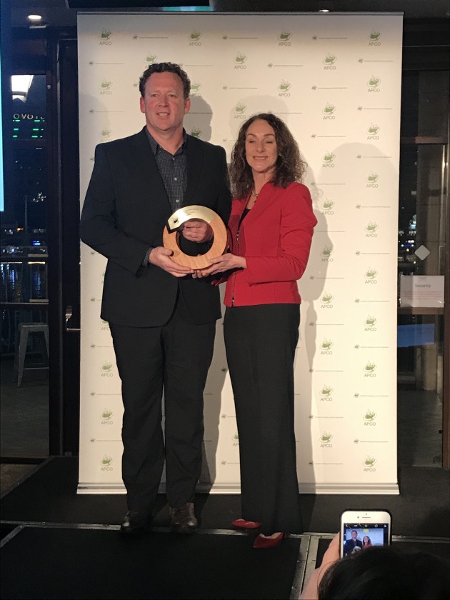Tom Lunn, Group GM Marketing & Innovation Detmold Packaging accepts the coveted Sustainable Packaging Excellence Award from APCO chair, Sam Anderson.