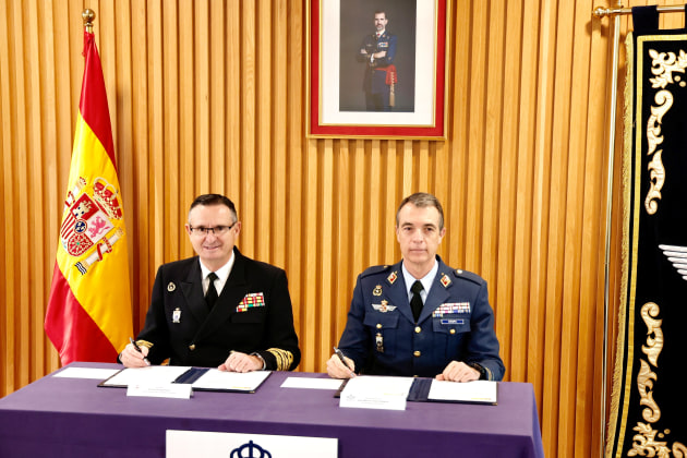 Admiral Aniceto Rosique Nieto, Director General of Armament and Material at the DiGAM; and Air Force General Francisco Braco Carb&oacute;, Chief of Staff of the Air Force and Space (JEMA).

Credit: JEMA