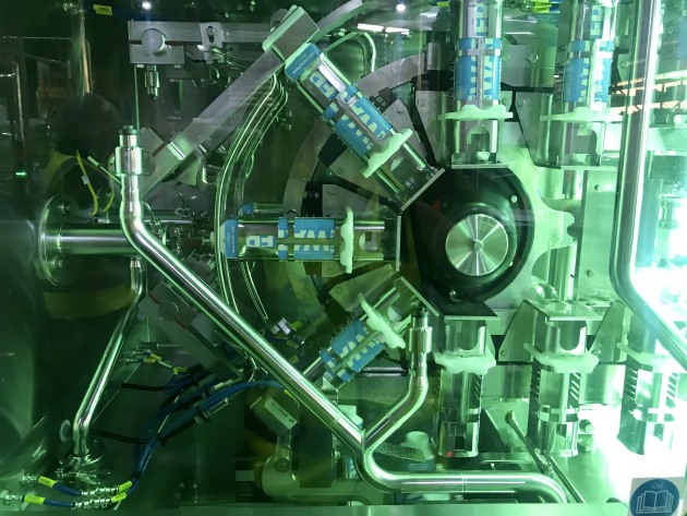 Carton forming and filling in the Tetra Top line. [Image: PKN]