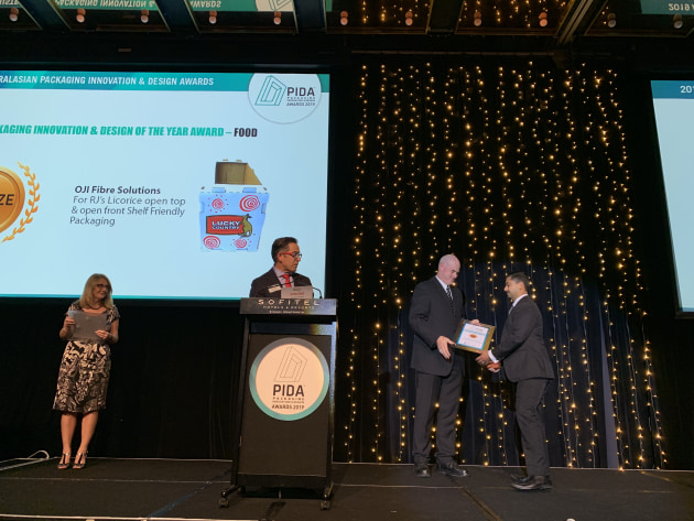 George Ganzenmuller congratulates Apoorv Mehrotra of Oji Fibre Solutions.