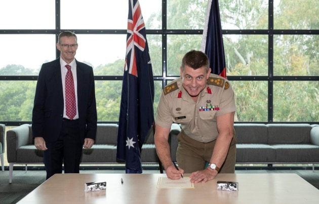 Brigadier Gregory Novak, Commander Defence Strategic Communications Branch and Todd McDonell, President Inmarsat Global Government, announced the contract extension to 2027. (image via Twitter)