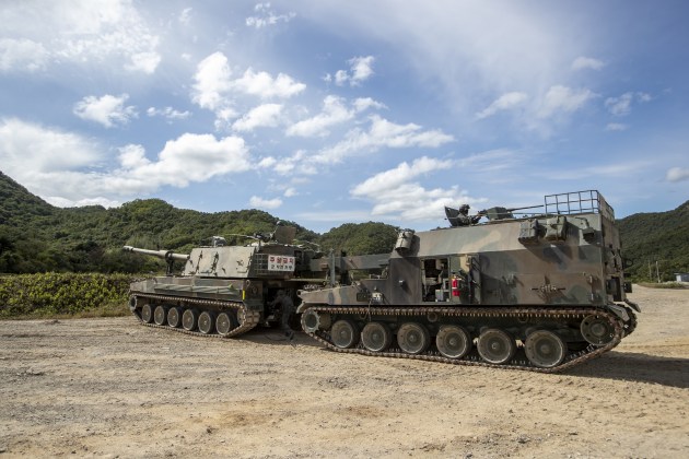 The K10 AARV can replenish the ammunition of the K9 while both crews remain under armour. (Hanwha)