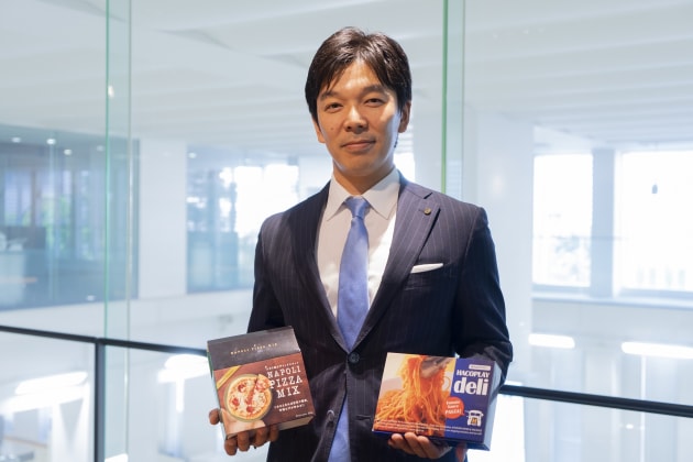 Web-to-pack: Kazuhiro Kajikawa, executive managing director Hacoplay division, Kyoshin Paper and Package, with product from the first Heidelberg Primefire 106 in Japan.