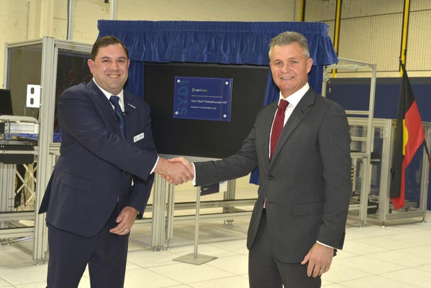 L-R SoftIron COO Jason Van der Schyff and Assistant Minister for Defence Matt Thistlethwaite. (SoftIron)