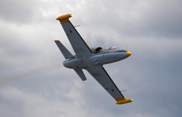 Mark Pracey shows what the L-39 Albatros can do in the right hands. (Steve Hitchen)